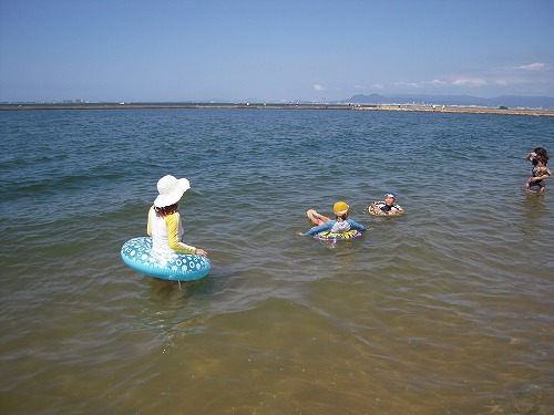s-浮き輪の親子2.jpg